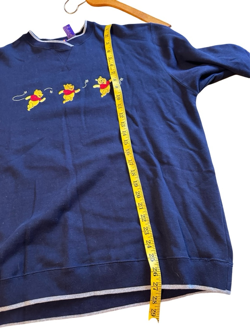 VTG Winnie the Pooh Embroidered Sweatshirt SZ L Disney Crewneck Pullover Hunny - Picture 8 of 8